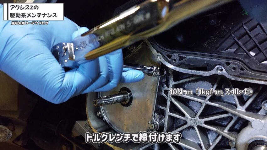 クランクケースカバーをトルクレンチで締め付けています。