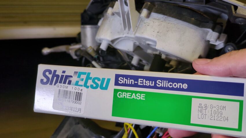 バルブのソケットに塗った信越化学工業のシリコーングリースG-30Mです。