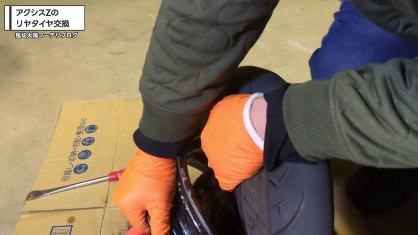 タイヤを手で取り外す